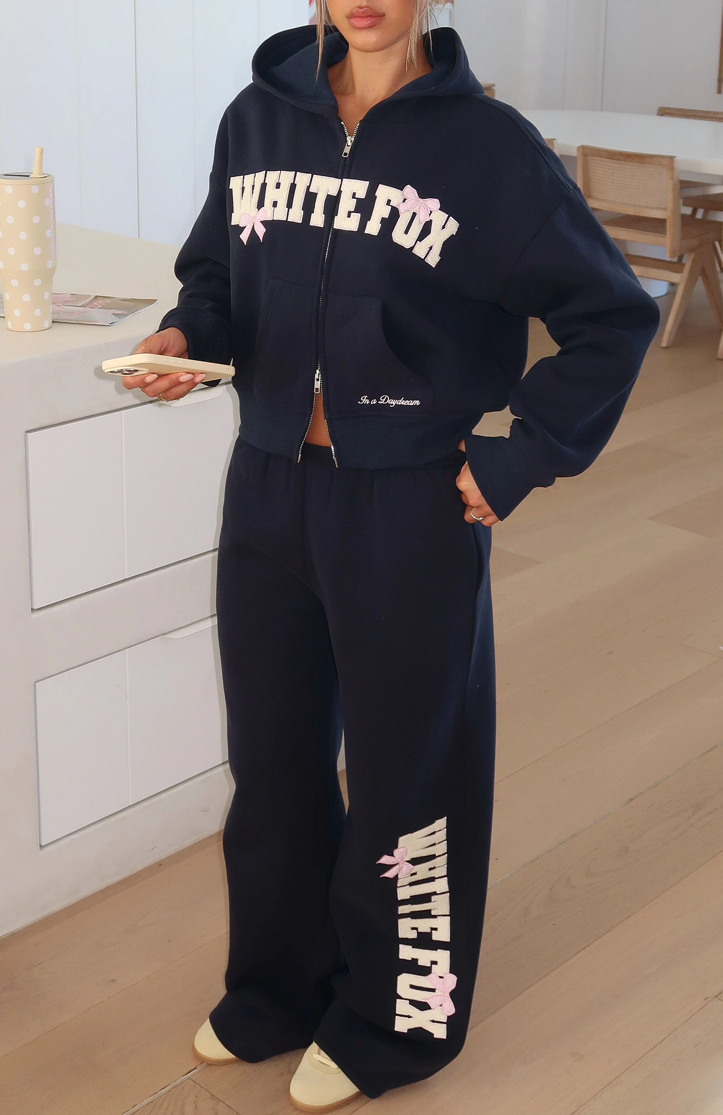 20418-daydreamers-madeline-wide-leg-sweatpants-navy-1.webp Daydreamers Madeline Wide Leg Sweatpants Navy