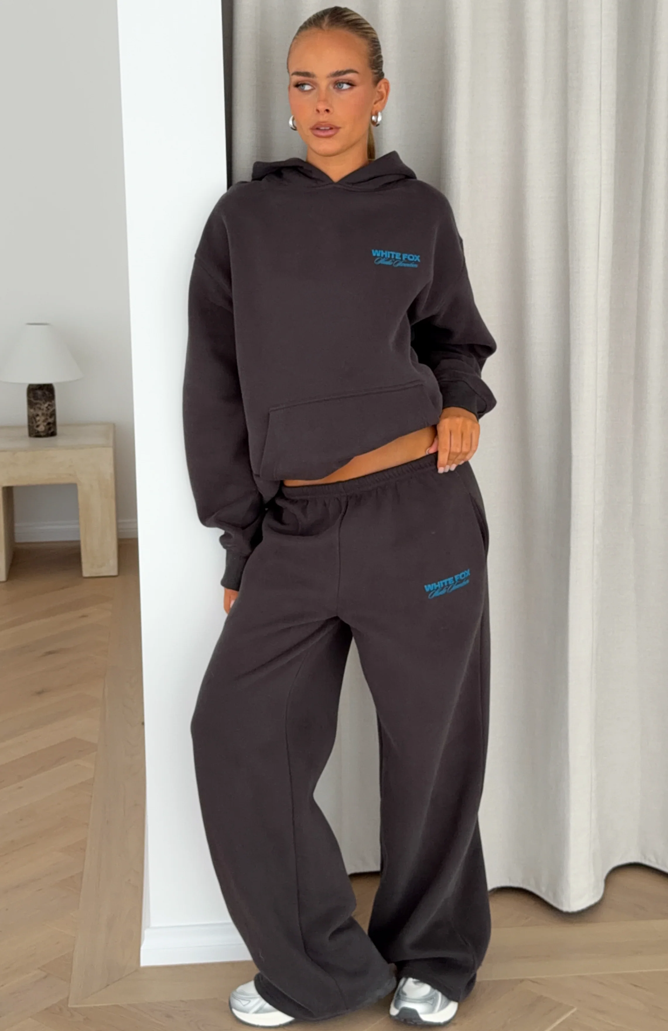 7050-studio-17-tallulah-wide-leg-sweatpants-charcoal-1.webp Studio 17 Tallulah Wide Leg Sweatpants Charcoal